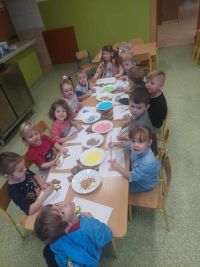 Dzieci pieką i dekorują pierniczki