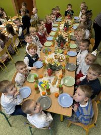 Dzieci uczestniczą w przedszkolnym spotkaniu wigilijnym