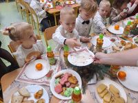 Dzieci uczestniczą w przedszkolnym spotkaniu wigilijnym