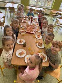 Przedszkolaki robią pizzę
