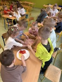 Przedszkolaki robią pizzę