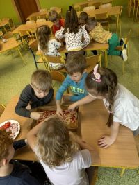 Przedszkolaki robią pizzę