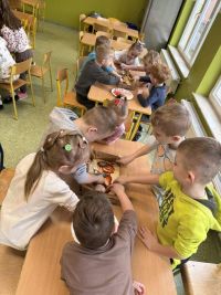 Przedszkolaki robią pizzę