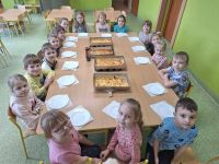 Przedszkolaki robią pizzę