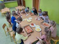 Przedszkolaki robią pizzę