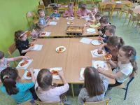 Przedszkolaki robią pizzę