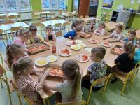 Przedszkolaki robią pizzę