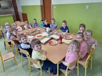 Przedszkolaki robią pizzę