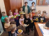 Przedszkolaki z wykonanymi dekoracjami