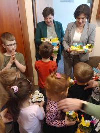 Przedszkolaki z wykonanymi dekoracjami