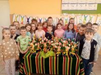 Przedszkolaki z wykonanymi dekoracjami