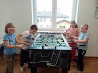 Dzieci bawią się w sali zabaw