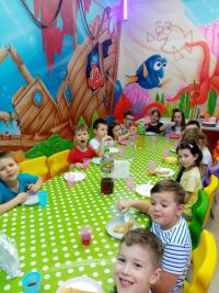 Dzieci bawią się w sali zabaw