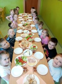 Przedszkolaki robią wiosenne kanapki