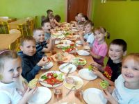 Przedszkolaki robią wiosenne kanapki