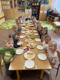 Przedszkolaki robią wiosenne kanapki