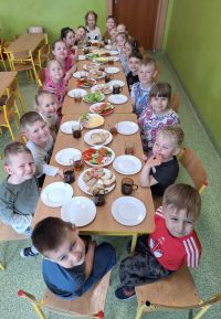 Przedszkolaki robią wiosenne kanapki