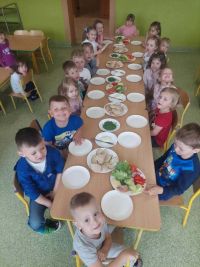 Przedszkolaki robią wiosenne kanapki