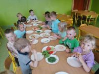 Przedszkolaki robią wiosenne kanapki