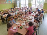 Przedszkolaki robią wiosenne kanapki