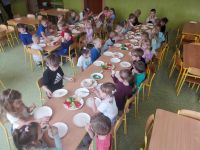 Przedszkolaki robią wiosenne kanapki