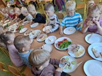 Przedszkolaki robią wiosenne kanapki