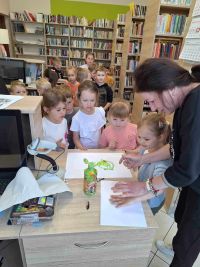 Przedszkolaki odwiedzają gminną bibliotekę