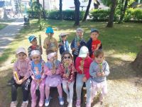 Przedszkolaki podczas wyjścia na lody