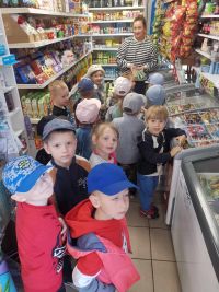 Przedszkolaki podczas wyjścia na lody