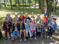 Przedszkolaki podczas wyjścia na lody