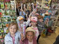 Przedszkolaki podczas wyjścia na lody