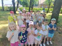 Przedszkolaki podczas wyjścia na lody
