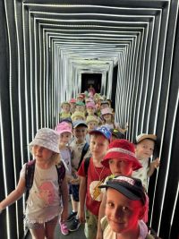 Przedszkolaki zwiedzają Farmę Iluzji
