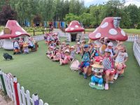 Przedszkolaki zwiedzają Farmę Iluzji