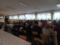Uczniowie biorą udział w spotkaniu z policjantem