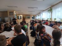 Uczniowie biorą udział w spotkaniu z policjantem