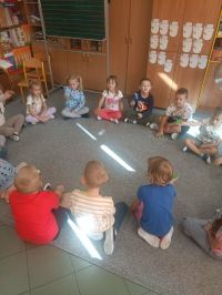 Uczniowie obchodzą dzień kropki