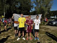 uczniowie biorą udział w powiatowych biegach przełajowych