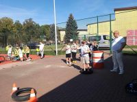 Uczniowie biorą udział w akcji Bezpieczny Junior