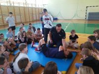 Uczniowie biorą udział w akcji Bezpieczny Junior