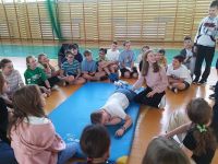 Uczniowie biorą udział w akcji Bezpieczny Junior