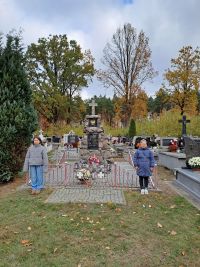 Uczniowie pełnią warty na cmentarzu