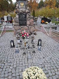 Uczniowie pełnią warty na cmentarzu