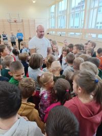 Uczniowie na spotkaniu z mistrzem sportu