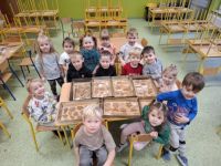 Przedszkolaki pieką i dekorują świąteczne pierniki