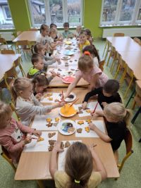 Przedszkolaki pieką i dekorują świąteczne pierniki
