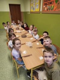 Przedszkolaki pieką i dekorują świąteczne pierniki