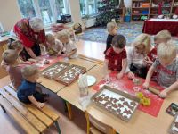 Przedszkolaki pieką i dekorują świąteczne pierniki