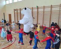 Przedszkolaki na balu karnawałowym