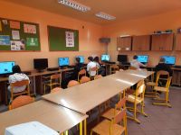 Uczniowie rozwiązują test